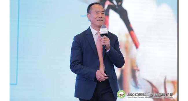 Herr lee jianqing empfängt beim gipfel für die entwicklung der chinesischen baumwollindustrie 2020 seine präsentation