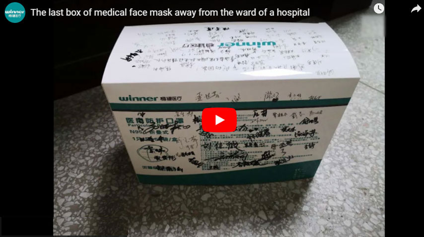 Die letzte packung mundschutzmasken, die aus der krankenhausstation fallen